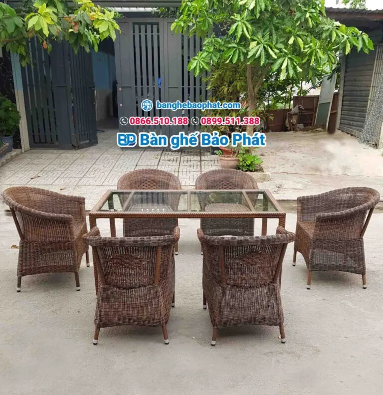 cận cảnh chi tiết bàn ghế ngồi ngoài trời với mặt bàn giả gỗ