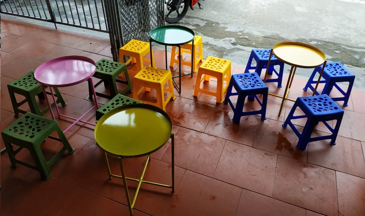 Bàn ghế nhựa quán ăn vặt được bố trí ngoài trời