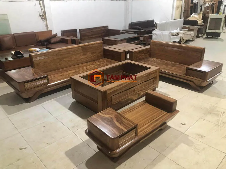 Bàn ghế phòng khách gỗ tự nhiên với thiết kế truyền thống kết hợp hiện đại