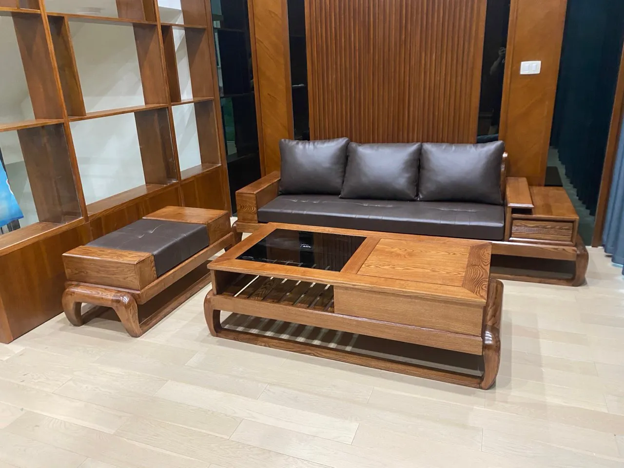 Ghế sofa gỗ hiện đại cho phòng khách nhỏ chung cư