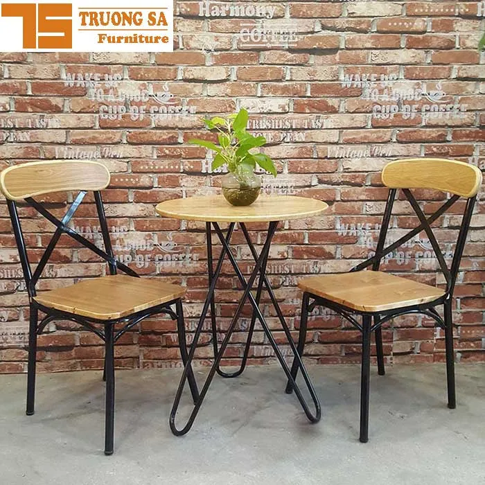 Bàn ghế chân sắt mặt gỗ ngoài trời tối giản