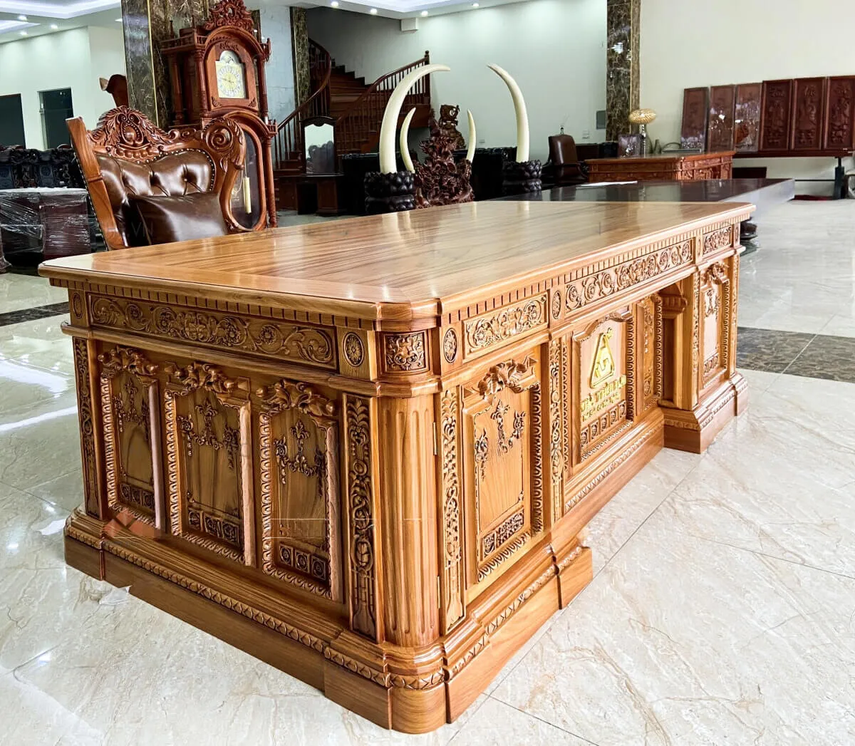 Bàn giám đốc gỗ hương đỏ thể hiện được gu thẩm mỹ tinh tế của người sử dụng