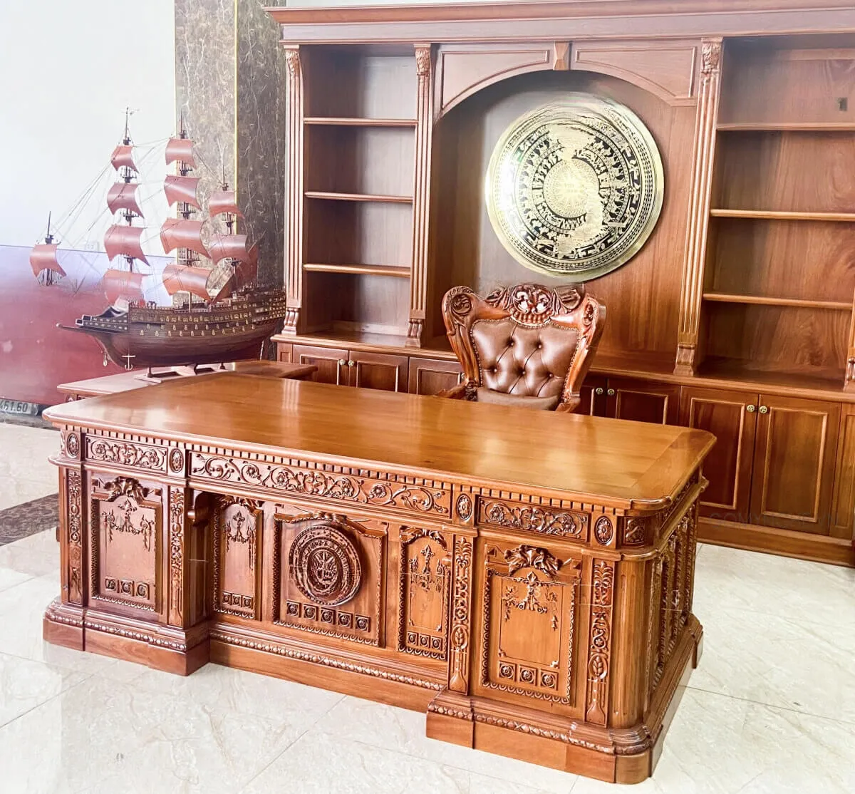 Chất liệu gỗ hương đỏ tạo nên vẻ đẹp đẳng cấp cho mẫu bàn