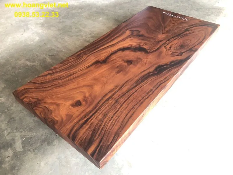 Bàn trà gỗ me tây nguyên khối với vân gỗ tự nhiên độc đáo