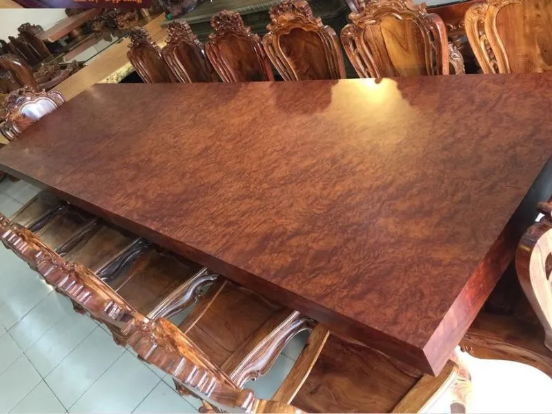 Bàn trà gỗ cẩm lai nguyên khối với vân gỗ nghệ thuật