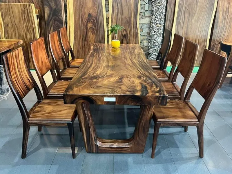 Bàn trà gỗ me tây nguyên khối với vân gỗ cuộn tròn đặc trưng