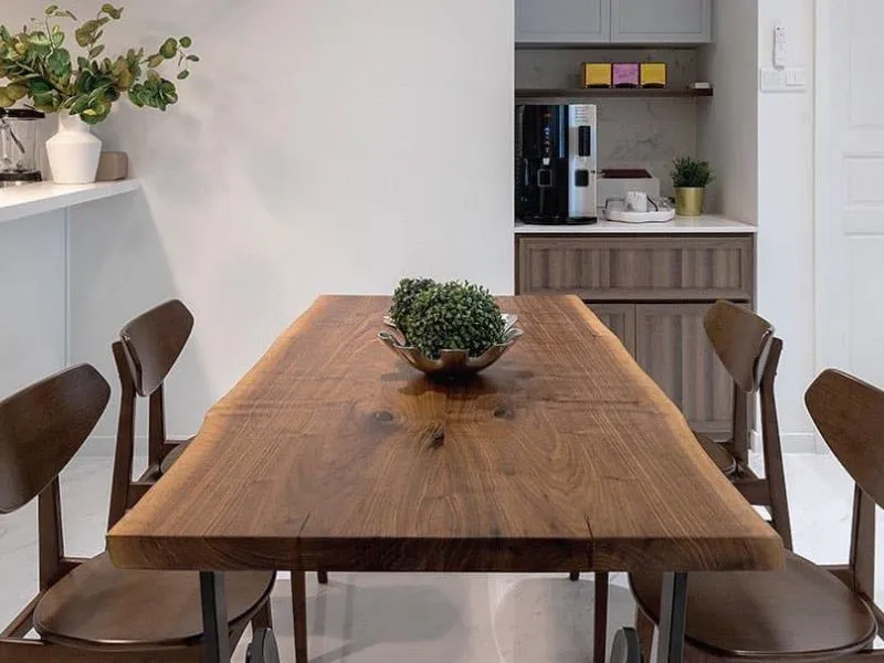 Bàn trà gỗ óc chó nguyên khối với màu nâu socola hiện đại