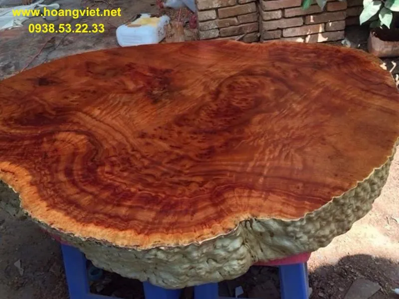 Bàn gỗ xá xị nguyên khối