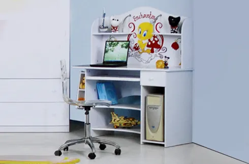 Bàn học cho bé trai lớp 1 họa tiết vịt ngộ nghĩnh BABY P705