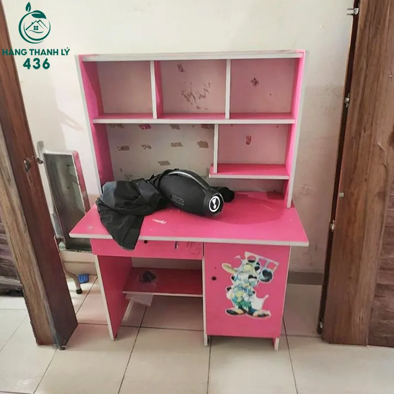 Bàn học cũ cho bé gái màu hồng có kệ sách rộng rãi