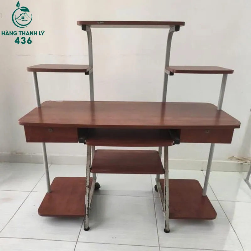 Bàn học cũ gọn gàng có nhiều ngăn để sách tiện lợi