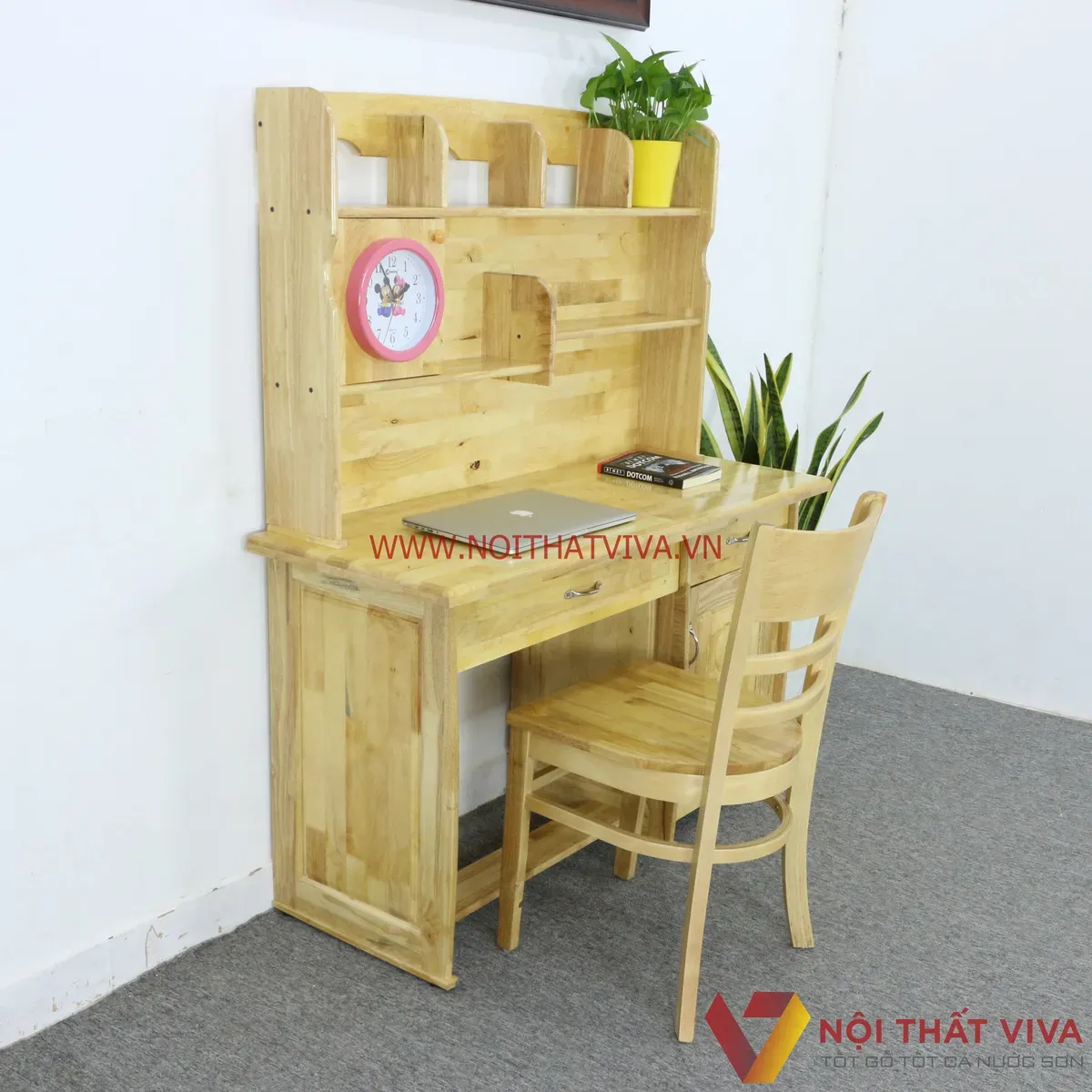 Cấu tạo từ chất liệu gỗ tự nhiên bền chắc sẽ mang đến tư thế ngồi vững chắc giúp bé thoải mái