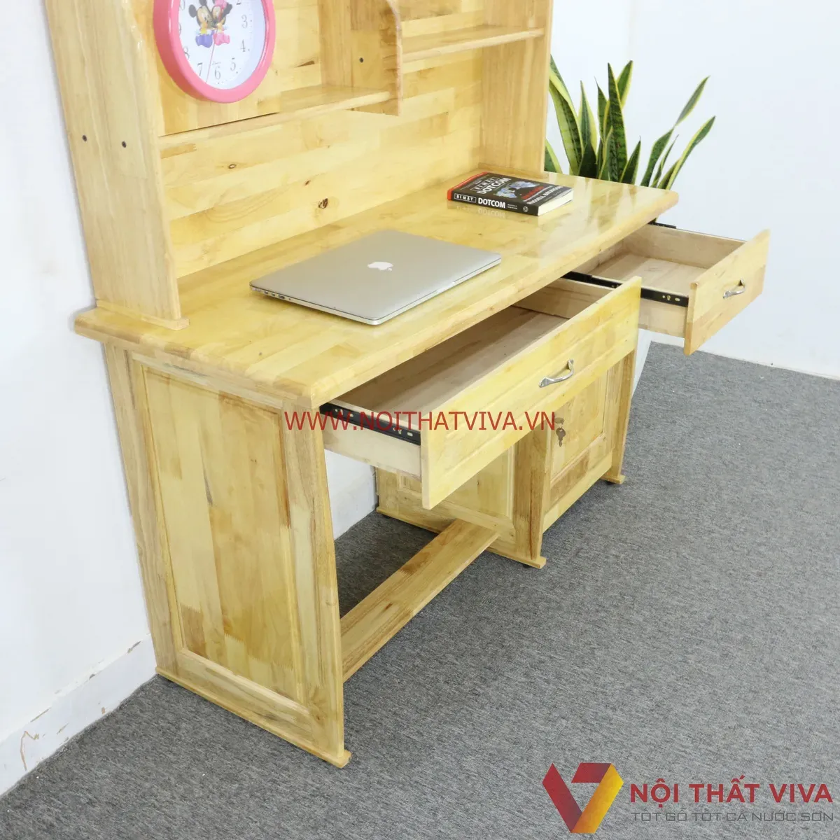 Bàn học gỗ tự nhiên đẹp, giá rẻ, chắc chắn.