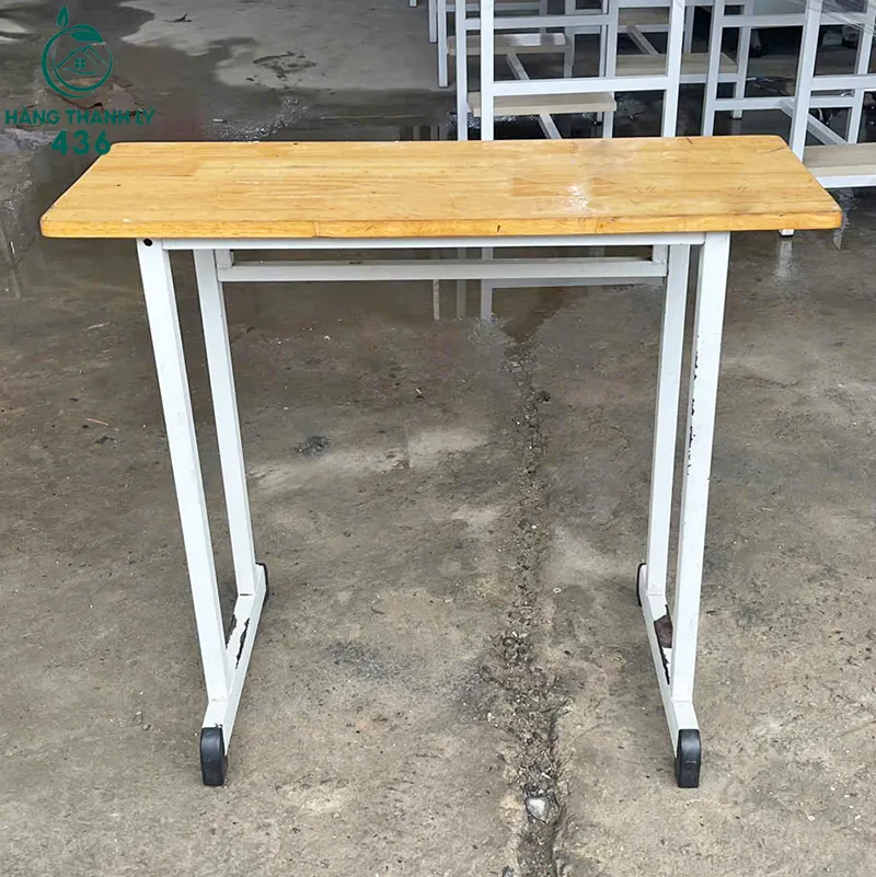Bàn học sinh cũ khung sắt mặt gỗ, kích thước nhỏ gọn