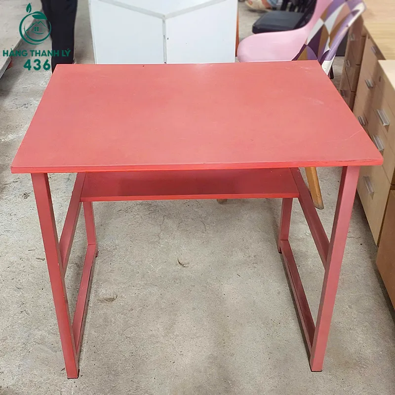 Bàn học sinh cũ màu hồng pastel, phù hợp cho bé gái