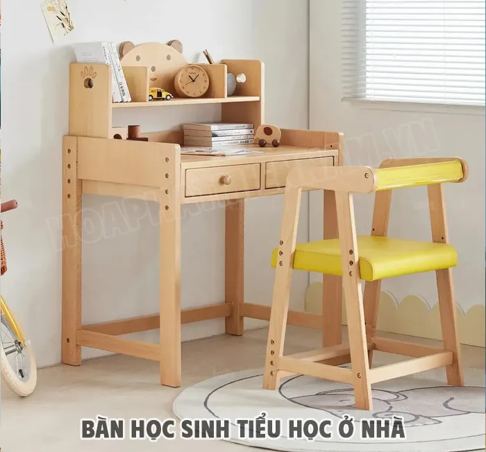 Bàn học màu hồng với thiết kế nữ tính cho bé gái