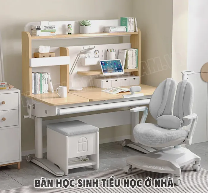 Bàn học có thể điều chỉnh độ cao đảm bảo tư thế chuẩn cho trẻ