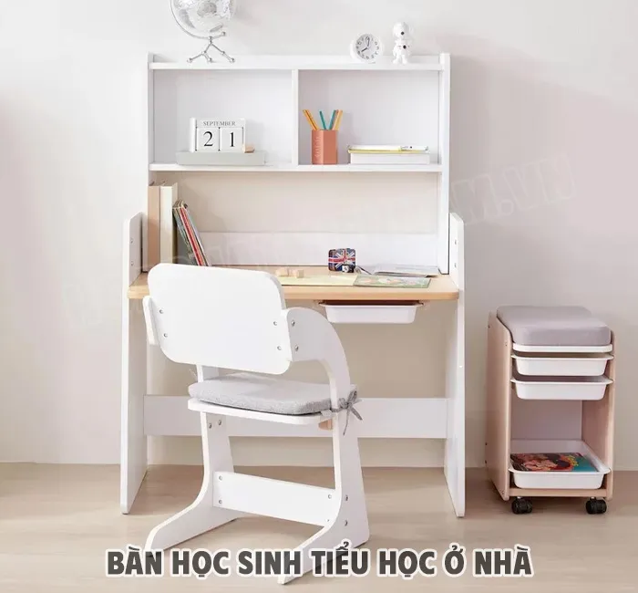 Bàn học sinh tiểu học ở nhà có giá sách giúp bé sắp xếp ngăn nắp