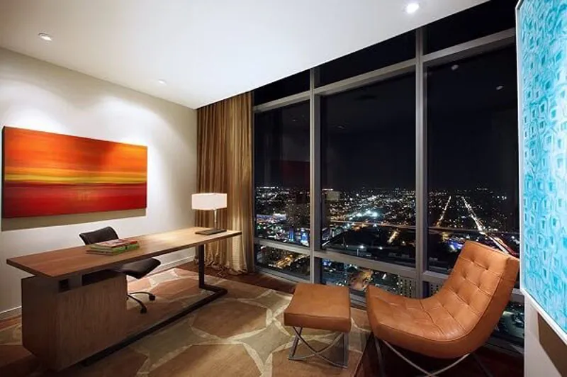 Mẫu bàn làm việc bằng gỗ cách điệu đặt cạnh cửa sổ kính