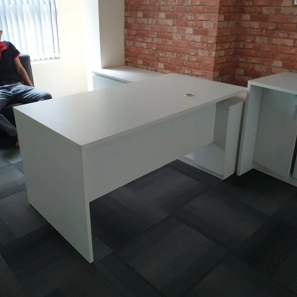 Bàn làm việc chữ L thanh lý với thiết kế hiện đại và màu sắc trang nhã