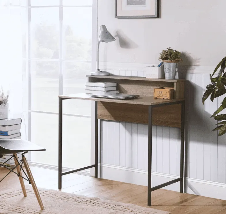 Bàn làm việc chân sắt có kệ sách góp phần tô điểm cho không gian làm việc của bạn thêm phần hiện đại và bắt mắt