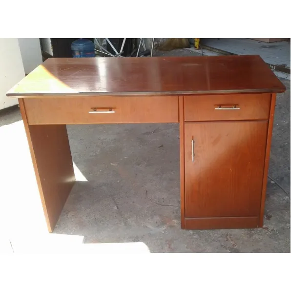 Bàn làm việc cũ có ba hộc tủ tiện lợi