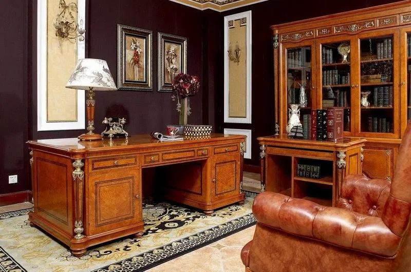 Không gian làm việc cổ điển với bàn giám đốc gỗ tự nhiên chạm khắc tinh xảo