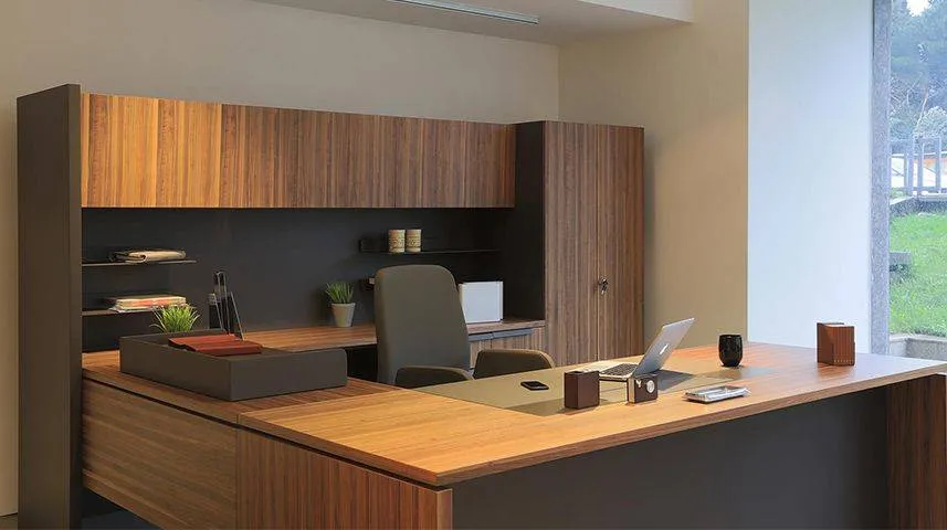 Bàn gỗ tự nhiên hình chữ L giúp tối ưu diện tích