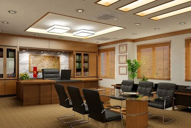 Bàn làm việc cổ điển với màu gỗ trầm ấm, mang lại không gian uy nghiêm