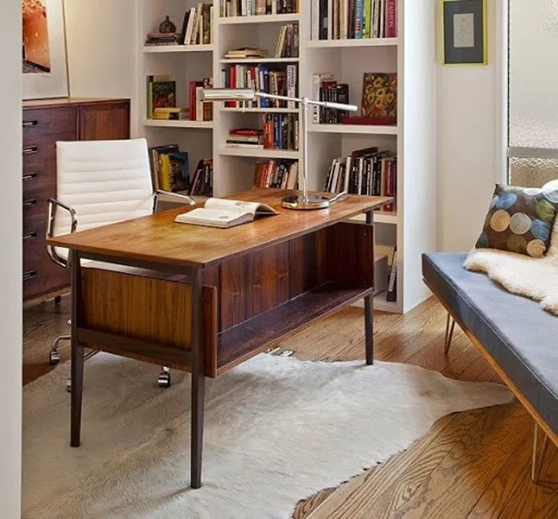 Mẫu bàn làm việc bằng gỗ tự nhiên sang trọng với nét cổ điển tinh tế