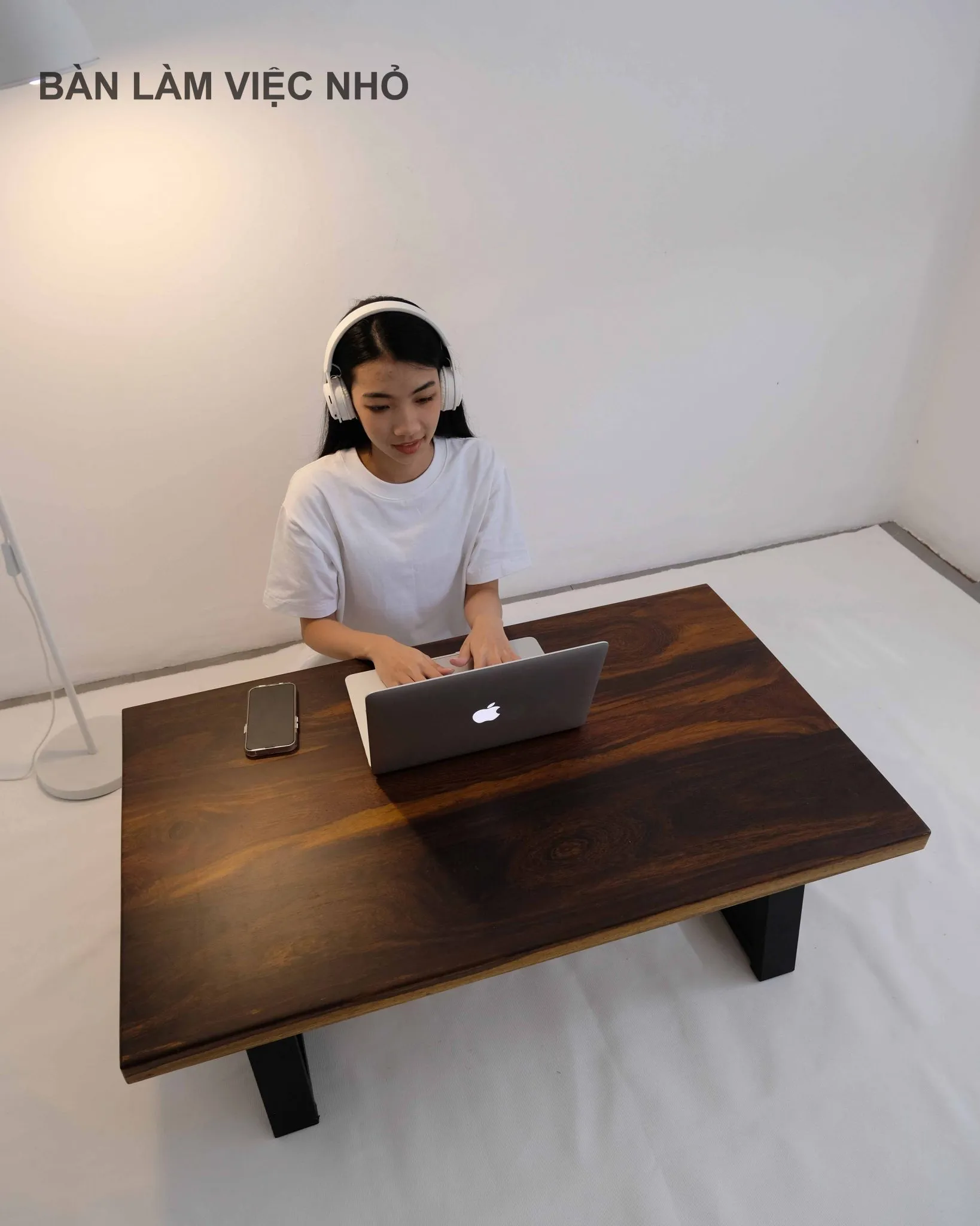 Bàn gỗ thấp ngồi bệt mang phong cách hiện đại phù hợp nhiều không gian