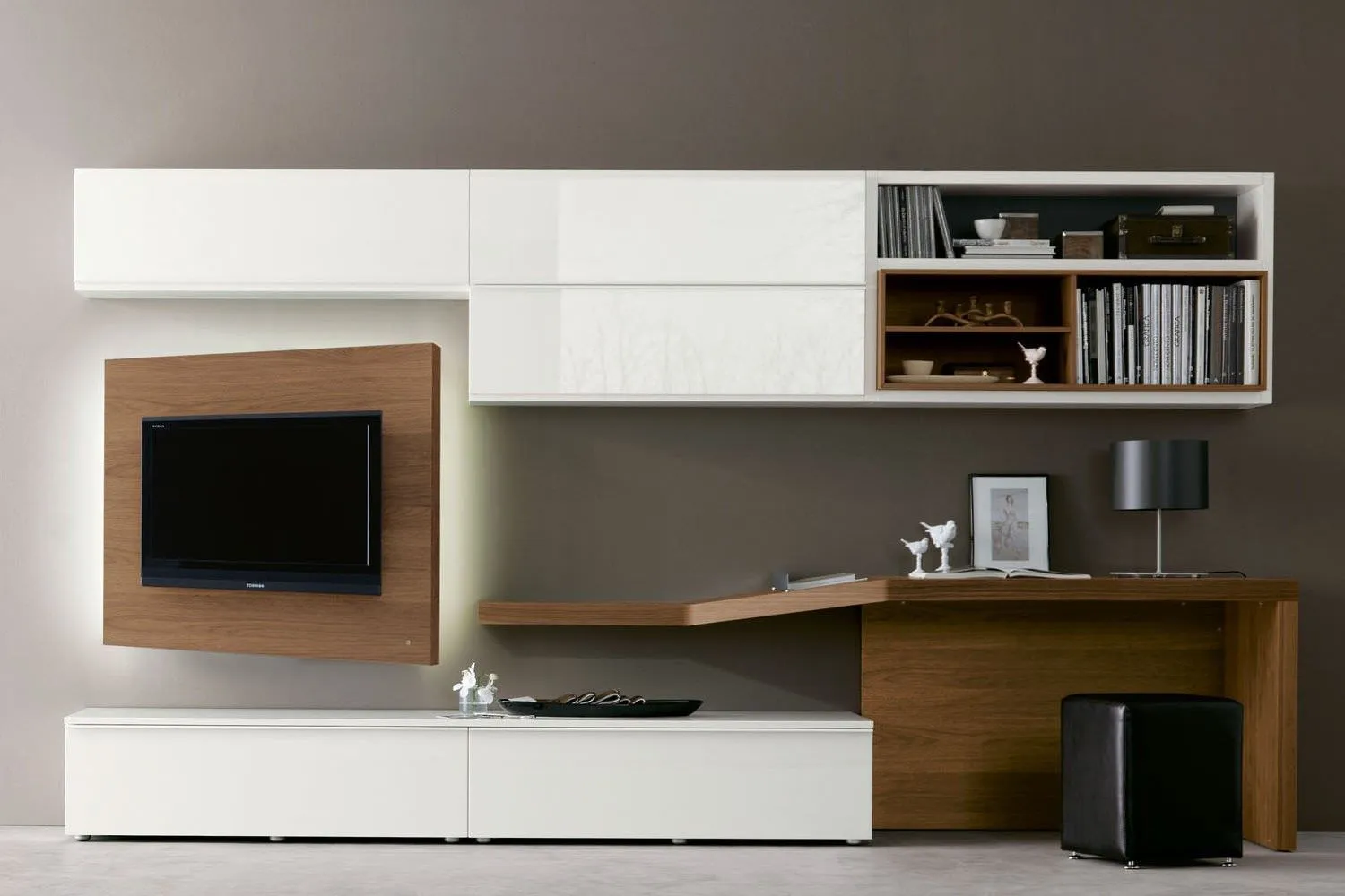 Thiết kế kệ tivi góc xoay có kết hợp với bàn làm việc nhỏ mới lạ