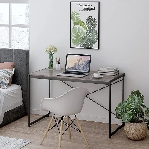 Trang trí bàn làm việc với cây xanh