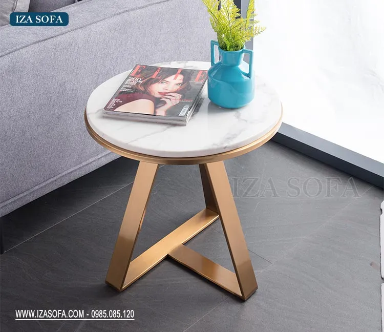 Bàn nhỏ đặt cạnh ghế sofa với thiết kế hiện đại cho căn hộ chung cư