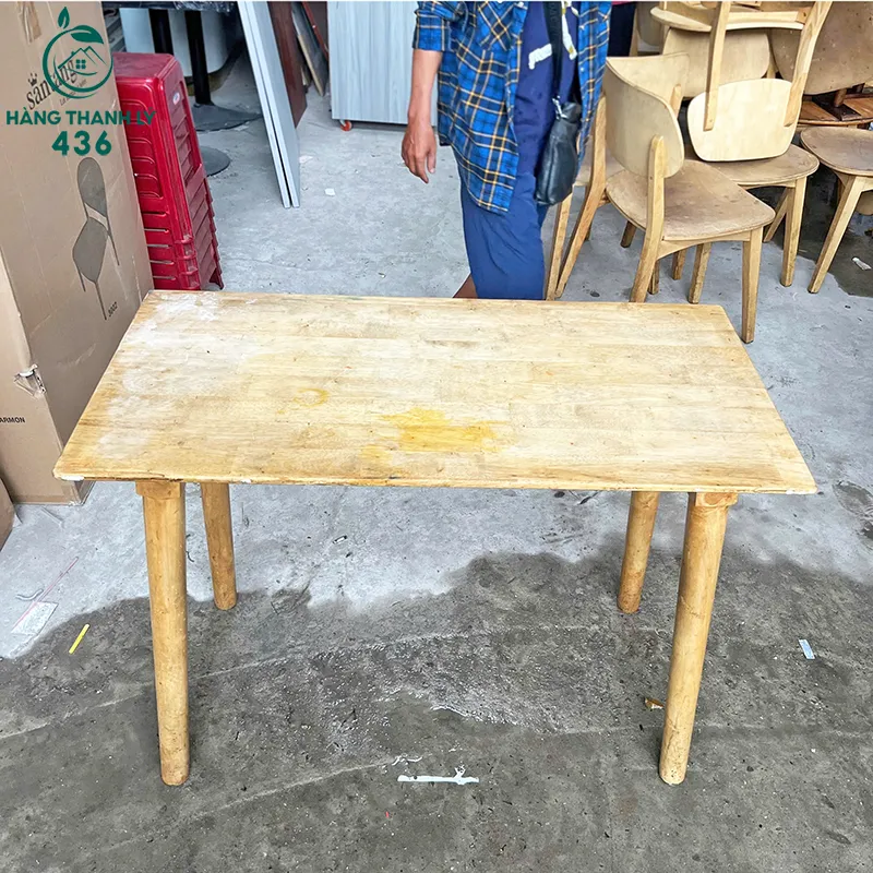 Hình ảnh bàn gỗ quán ăn cũ màu sáng còn giữ được chất lượng tốt