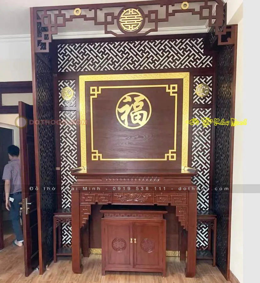 Mẫu tủ thờ hiện đại cánh tủ chạm chữ Thọ
