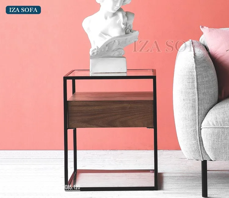 Bàn sofa nhỏ khung sắt gỗ sồi phối hợp hài hòa với sofa màu trung tính