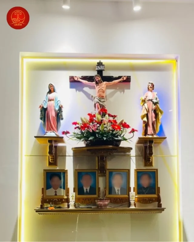 bàn thờ chúa và bàn thờ gia tiên đặt chung trong phòng khách Công giáo
