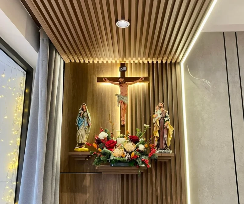 Bàn thờ Công giáo trang trọng trong không gian phòng khách