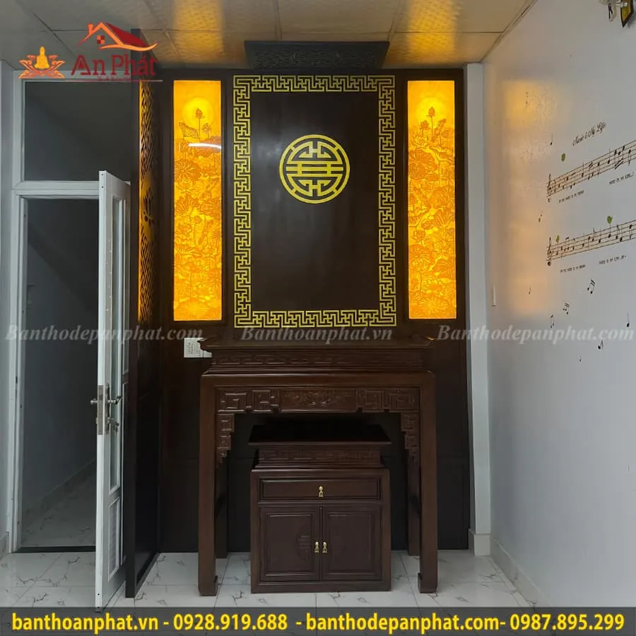 Bàn thờ đứng hiện đại có vách ngăn, mẫu BTD2168 giúp phân chia không gian hiệu quả