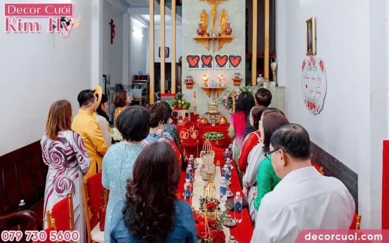 bàn thờ gia tiên công giáo đặt thấp hơn bàn thờ Chúa trong phòng khách