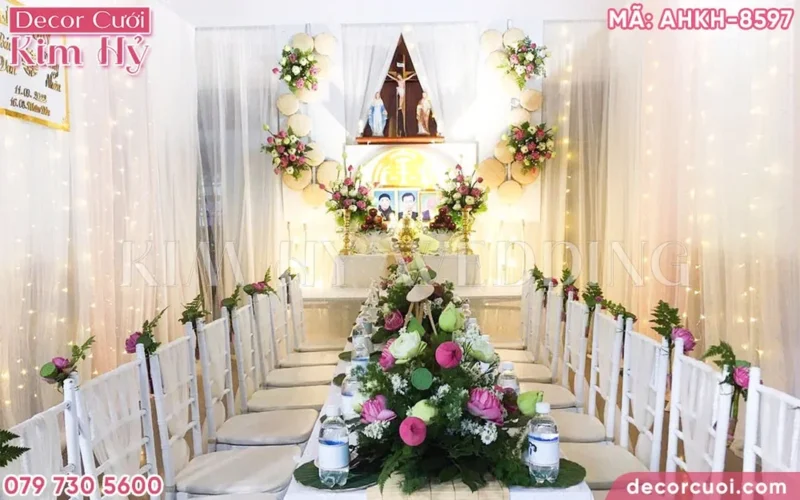bàn thờ gia tiên công giáo màu trắng có hoa tươi và bàn thờ Chúa phía trên