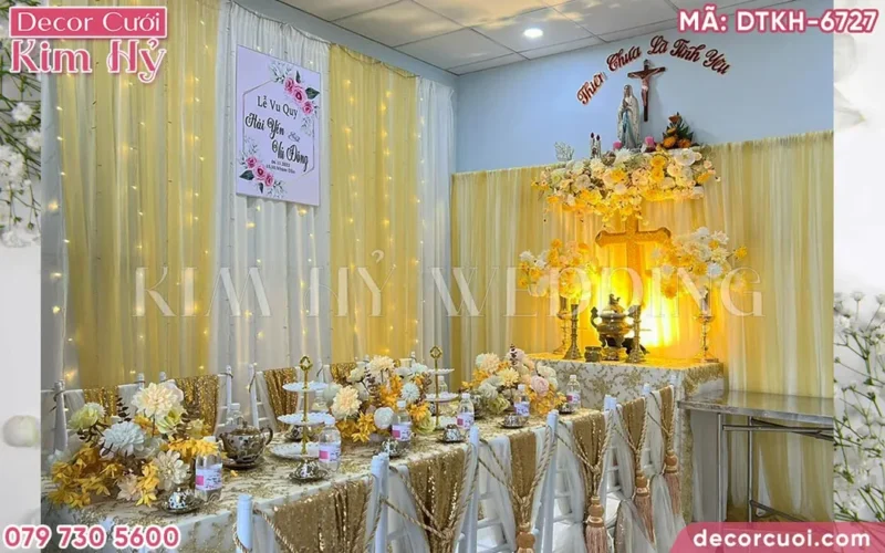 bàn thờ gia tiên công giáo tone vàng trong không gian lễ gia tiên trang trọng