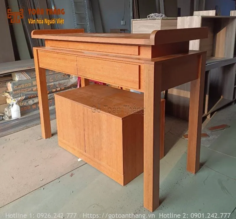 Bàn thờ gỗ công nghiệp được làm từ gỗ ép phủ vân gỗ