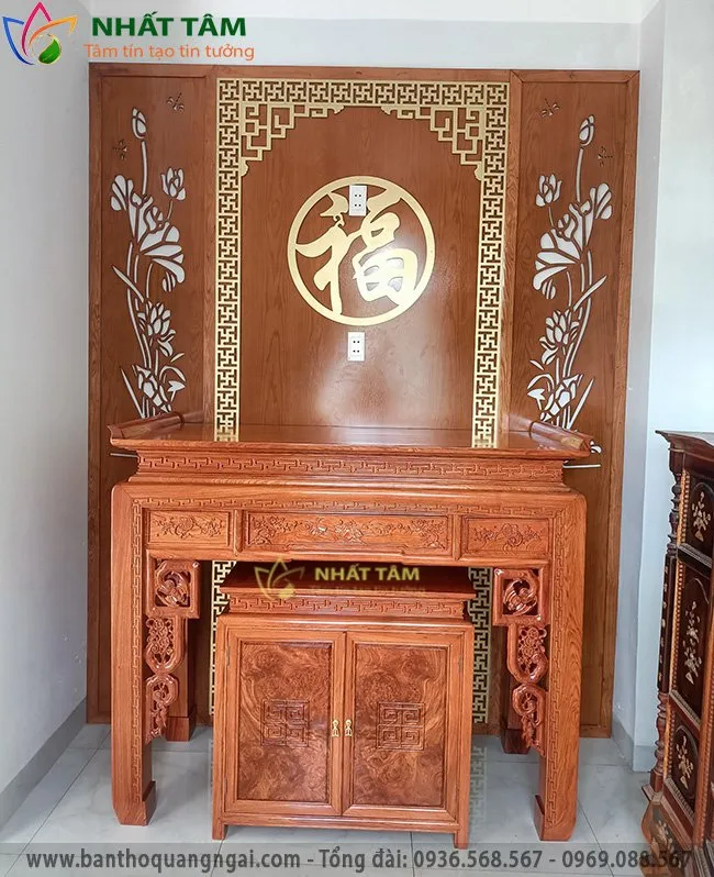 Thiết kế chi tiết mặt trước bàn thờ gỗ hương nam phi với các đường nét tinh xảo