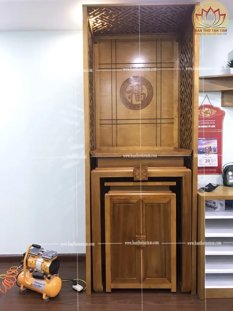 Mẫu tủ thờ cúng gỗ mít có kích thước phù hợp với căn hộ chung cư có diện tích nhỏ hẹp