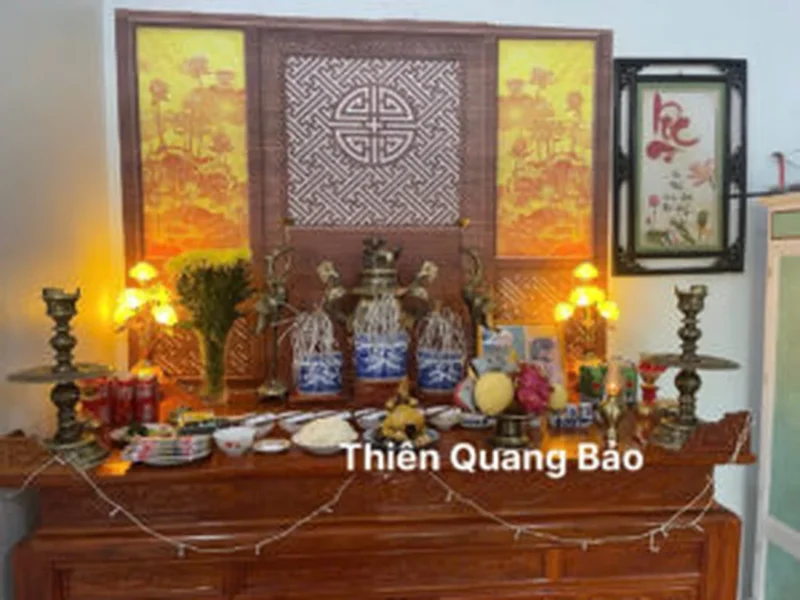 Bàn thờ hai tầng và tam cấp tách di ảnh với bát hương Bàn thờ hai tầng và tam cấp tách di ảnh với bát hương