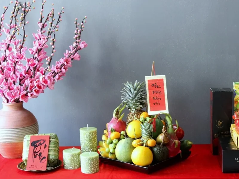 bàn thờ ngày tết miền bắc có lọ hoa và đồ thờ cân xứng