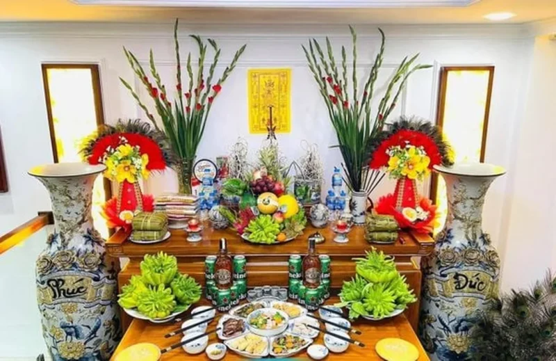 bàn thờ ngày tết miền bắc có mâm ngũ quả xanh vàng đỏ hài hòa