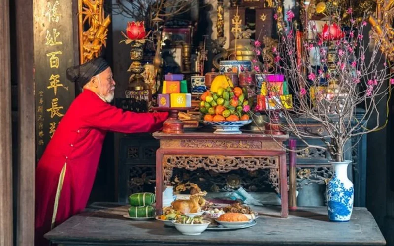 bàn thờ ngày tết miền bắc được bày mâm ngũ quả và hoa tươi trang nghiêm